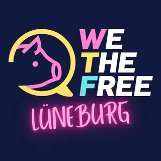 Logo: We The Free Lüneburg. In einer Gelben Sprechblase ist ein Schwein mit pinken Linien stilisiert. Daneben der Schriftzug We The Free, wobei das W Pink, das T Gelb und das F blau ist. Darunter in Neonpinkder Schriftzug Lüneburg