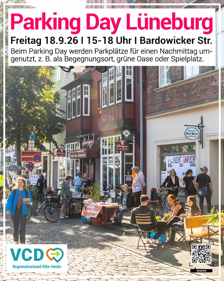 Plakat: Parking Day Lüneburg. Freitag 18.9.26 von 15 bis 18 Uhr in der Bardowicker Straße. Beim Parking Day werden Parkplätze für einen Nachmittag umgenutzt, z.B. als Begegnungsort, grüne Oase oder Spielplatz. Im Hintergrund ein Bild auf dem menschen auf Stühlen und mit Infostand auf einer Parkfläche sitzen. Unten links ist das Logo des VCD Regionalverband Elbe-Heide.