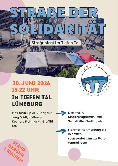 Plakat: Straße der Solidarität. Straßenfest im Tiefen Tal. 20. Juni 2026 13-22 Uhr Im Tiefen Tal Lüneburg. Mit Musik, Spiel & Spaß für Jung & Alt. Kaffee & Kuchen, Flohmarkt, Graffiti etc. Live Musik, Kinderprogramm, Rad-Selbsthilfe, Graffiti. etc. Flohmarktanmeldung bis 15.6.2026: straßenfet_im_tal@protonmail.com. Im Hintergrund ist das Straßenfest zu sehen.